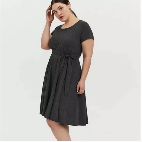 torrid Dresses & Skirts - TORRID Women's Gray Short sleeve Waist tie Skater dress size 3X